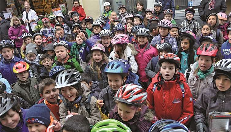 Lautstark wurde gesungen und tüchtig die Tüten mit guten Gaben gefüllt. AB