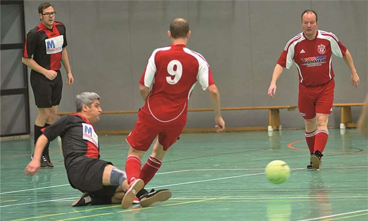 Lautzert-Berod (rote Trikots) besiegte Ellingen mit 1:0. -WT-