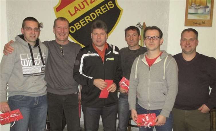 Lautzert/Oberdreis. Anlässlich der Jahreshauptversammlung dankten die Verantwortlichen der Spvgg. Lautzert/Oberdreis den Betreuern im Seniorenbereich (v.l.): Kay Pangert, Volker Schumacher, Volker Weyer, Marco Lang, Stefan Oettgen. Vorsitzender Uwe Hütt (r.) überreichte an das Team auch kleine Präsente. Der Dank gilt auch den auf dem Foto fehlenden Morina Franz, Mike Keeler und Stephan Kaul.privat