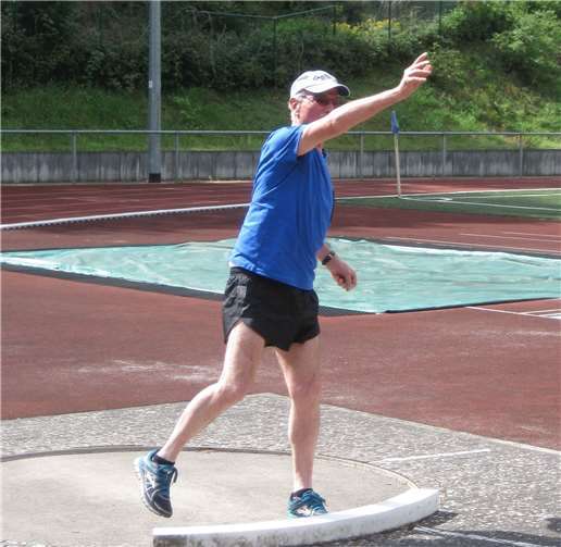 Laux Gerold beim Kugelstossen. Foto: privat