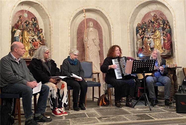 Lazar und Wienecke sangen das von Mordechai Gebirtig im Jahre 1938 in Polen getextete Lied „Es brennt“, welches sich als prophetische Vorwegnahme des europäischen Judentums erwies.