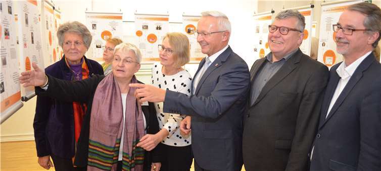 Lea Ackermann, die GleichstellungsbeauftragtenDoris Eyl-Müller und Birgit Bayer, Landrat Achim Hallerbach,Beigeordneter Michael Mahlert und MdL Sven Lefkowitz eröffnen die Ausstellung. Fotos: FF