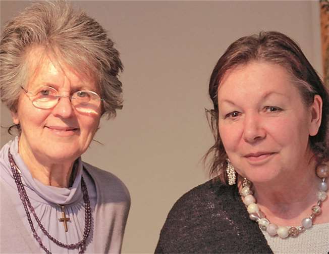 „Das Märchen von dem Murmeltier “ hat hohe Aktualität  Lea Ackermann (l.) freut sich über das Engagement von Editha Pröbstle.  privat
