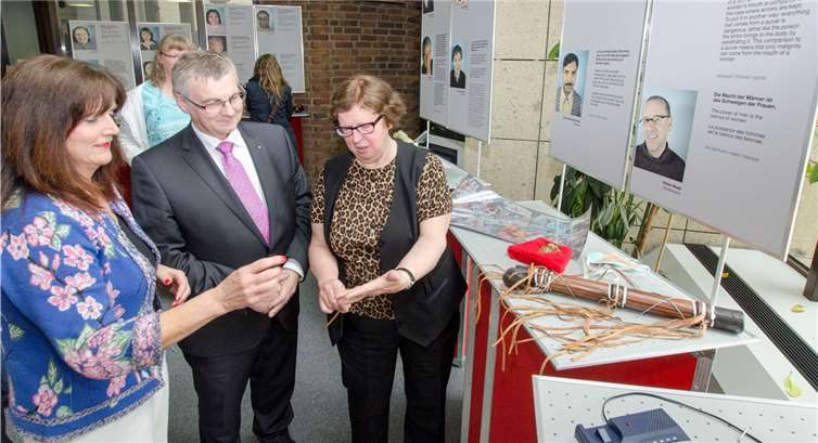 Lea Bales, Gleichstellungsbeauftragte des Landkreises, Landrat Dr. Alexander Saftig und Dr. Béatrice Roschanzamir vom Frauenmuseum (von links) beim Rundgang durch die Ausstellung nach der offiziellen Eröffnung. Kreisverwaltung Mayen-Koblenz