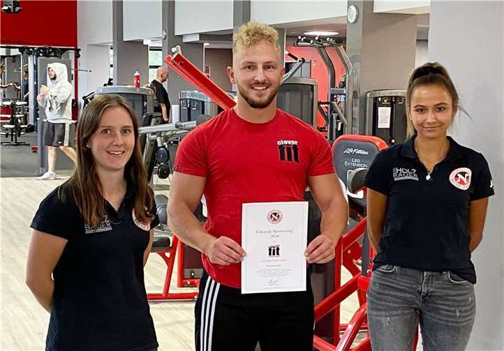 Léa Daiz (r.) und Stefanie Lotzien (l.) bei der Übergabe einer „Dankeschön“-Urkunde an Kevin Marienfeld, Manager von „Clever Fit“ Bad Neuenahr.Foto: privat