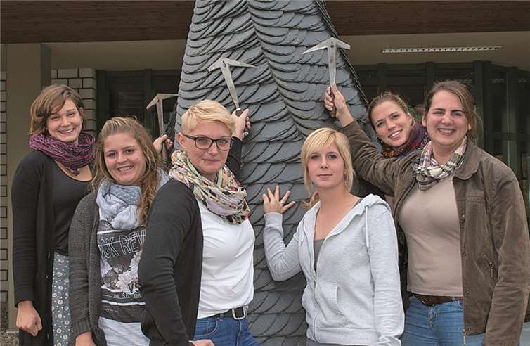 Lea Erbach (v.l.), Lisa Bolinski, Ines Rau, Sarah Darscheid, Kristin Roelle und Sandra Andres bereiten sich zusammen mit 93 Kollegen auf die Meisterprüfung im Dachdeckerhandwerk vor. privat