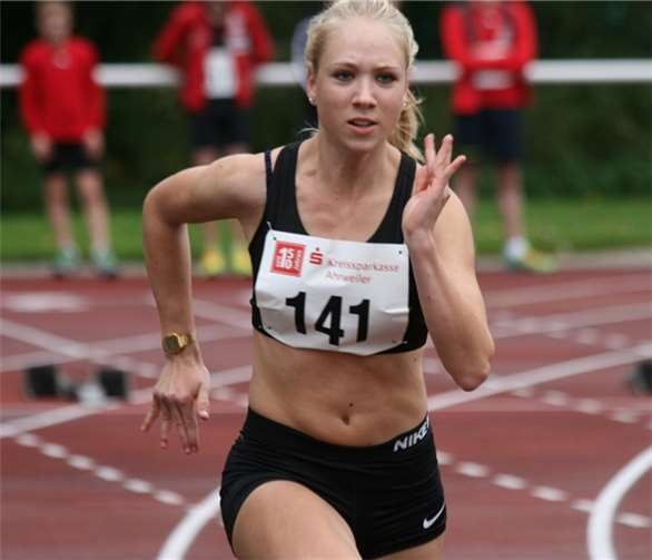 Lea Hens mit Geschwindigkeit auf der 100 Meter Strecke.
