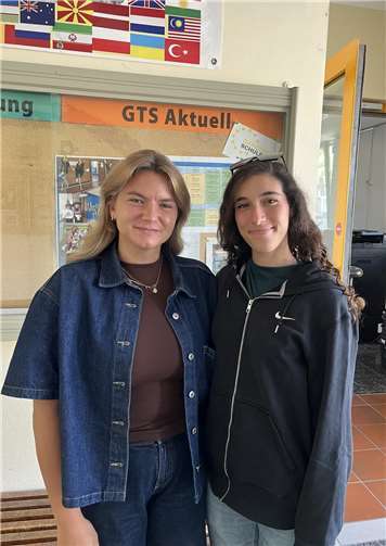 Lea Hippchen (links) und Helin Darouich haben in diesem Schuljahr ein FSJ am Bertha-von-Suttner-Gymnasium absolviert. Foto: Christian Große Rüschkamp