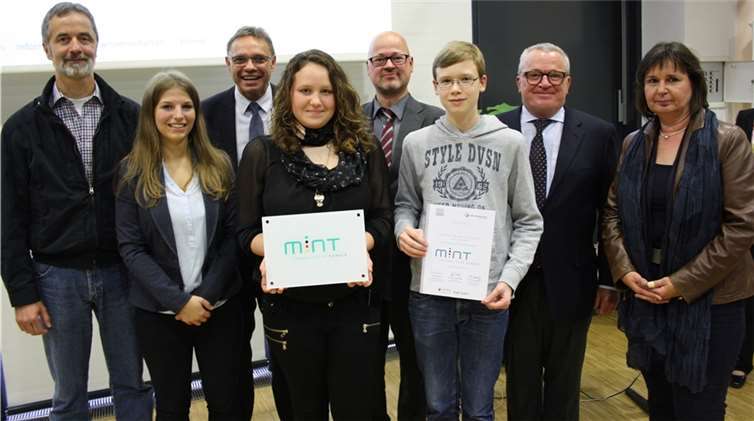 Lea Hladik und Florian Bouquet erhalten stellvertretend die neue MINT-Auszeichnung; Begleitung durch Schulleiterin Frau Kamrad (rechts) und Fachlehrer Herrn König (links). privat