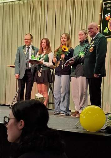 Lea Kalbitzer 2. vl, Melissa Wilbert 3.vl, Jolie Brunner 4. vl mit Offiziellen des Rheinischen Schützenbundes.  Foto: privat