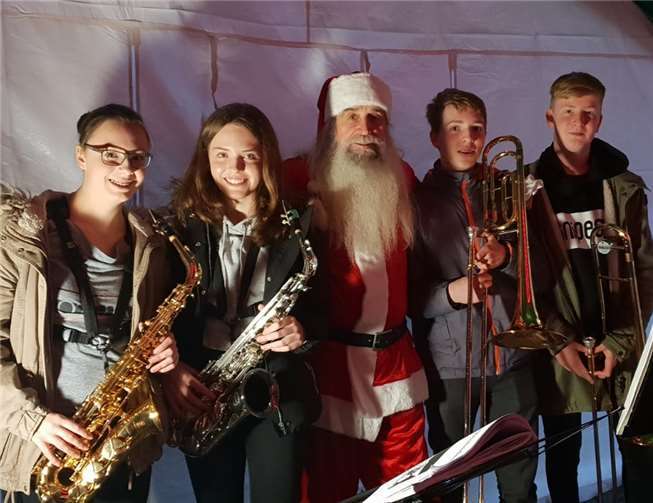 Lea Kaul, Anna Hilger, Raffael Dietl und Moritz Hahn spielten auf dem traditionellen Nikolausmarkt der Tschernobyl-Triker in Mendig. privat