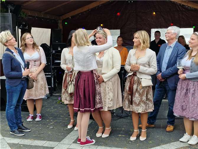 Lea Kruse übergibt die Krone an Dajana Bökle