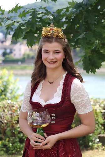 Lea Marie Warnke ist die neue Weinkönigin in Erpel. 