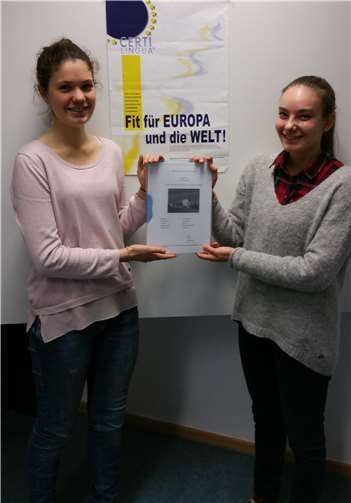 Lea Merzbach und Céline Prévost werden im März das CertiLingua-Diplom erhalten. privat