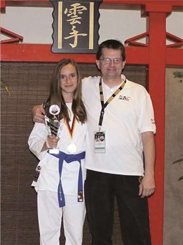 Lea-Michelle Kühn mit Trainer Uli Neumann nach dem Sieg. Privat