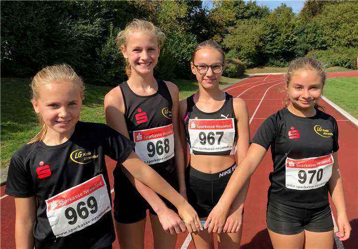 Lea Müller, Isabella Zavelberg, Tiara Zinn und Sarah Laukat (v. l.) verbesserten ihre Zeit über die 4 x 75-m-Staffel. Fotos: privat