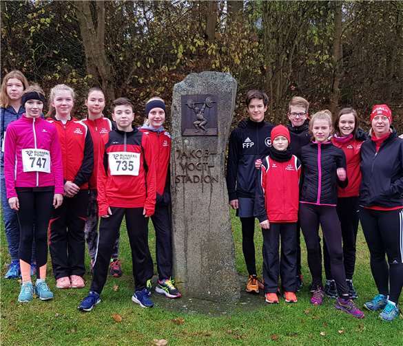 Lea Steidl, Merrit Schug, Pia Schäfer, Lea Rohs, Noah Ring, Leonie Kupser, Felix Frieb-Preis, Julian Lange, Paul Jacobi, Lena Rotta, Madita Frieb-Preis, Barbara Klöckner-Briesch (v.l.).  privat