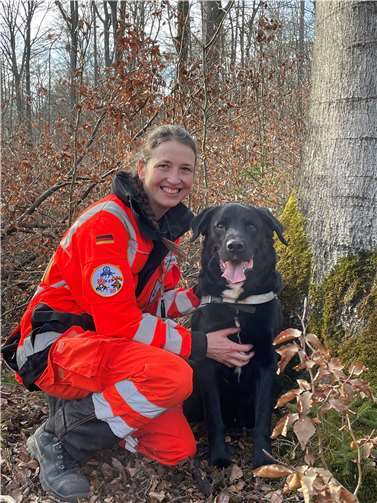 Lea und Melanie Schönbach mit Mogli.  Fotos: Rettungshundestaffel