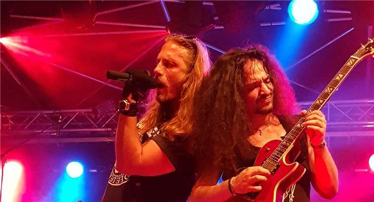 Leadsänger Alex Scarzzy Crane sang dabei fast wie sein Vorbild Axel Rose.