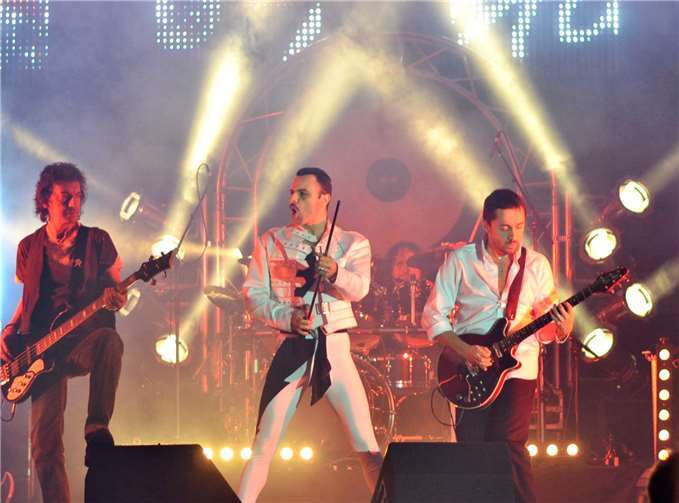 Die FOREVER QUEEN – The Ultimate Tribute performed by QueenMania Leadsänger Sonny Ensabella zelebriert die großen Hits gesanglich und optisch phänomenal nah am Original. Grandios auch seine Bühnenpräsenz, geprägt von der unverwechselbaren Theatralik und den großen Posen, mit denen Freddie Mercury sein Publikum in den Bann zog.Privat