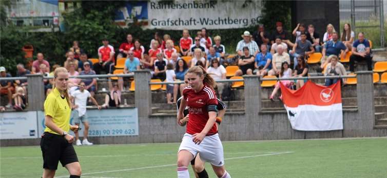 Leah Pingen treibt die Merlerinnen immer wieder nach vorne, im Hintergrund der Anhang aus Merl.