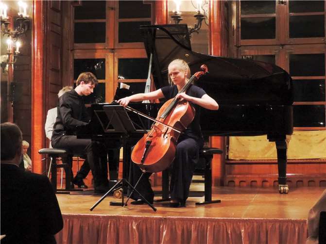 „Die hohe Kunst, der leichten Muse“ Leander Mombaur (Klavier) und Myriam Baumann (Cello).