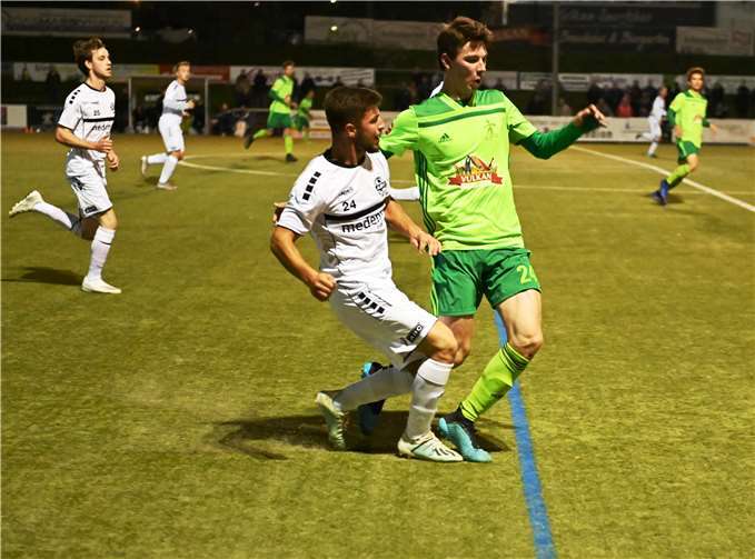 Leander Mombaur (im grünen Trikot) stellte die Abwehr des Ahrweiler BC (links neben ihm Fatjon Bushati) immer wieder vor Probleme. Foto: SK