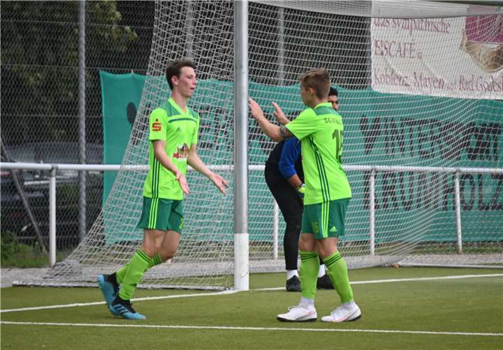 Leander Mombaur (links) traf in Rheinböllen zum 1:1-Ausgleich.