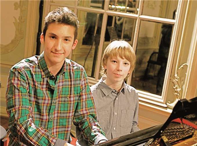Leander Mombaur (rechts) und Maximilian Schild im Schloss Engers nach dem Preistägerkonzert.privat