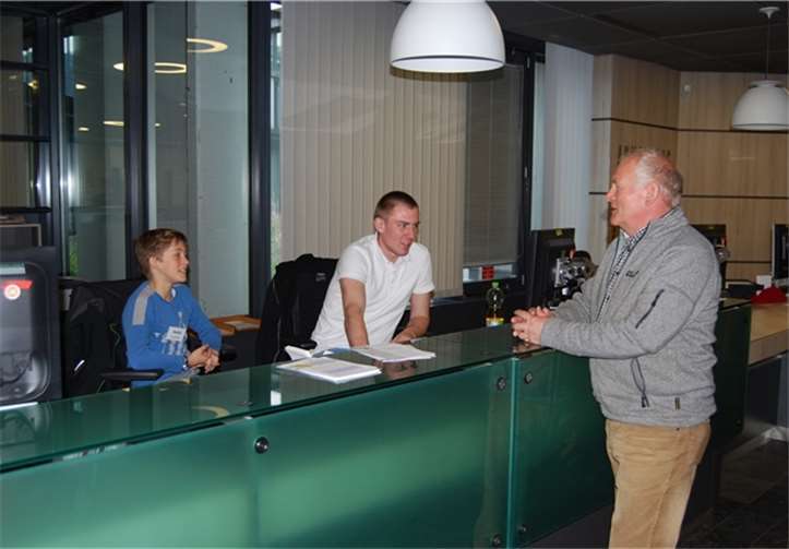 Leander bei der Fahrzeugzulassungsstelle des Straßenverkehrsamtes.