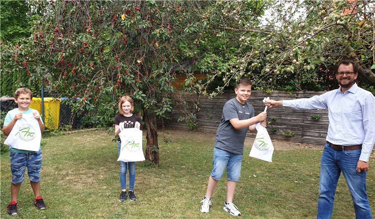 Leandro Basilio Diniz, Sophia Weingart und Maximilian Golly freuen sich gemeinsam mit Klassenlehrer Philipp Rienecker über die Begrüßungstaschen.Foto: privat
