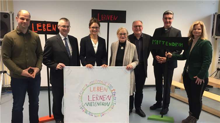 Leben Lernen Mittendrin - Lena Hübel (3. v. l.) kann auf die starke Unterstützung bei derBewältigung ihrer großen Aufgabe zählen (v.l. Elternsprecher Herr Geisbüsch, LandratDr. Alexander Saftig, Lena Hübel, Dr. Ingeborg Thümmel, Kollege und Mentor Heinz Krücken,Pfarrer Matthias Veit, Martina Luig - Caspari als Vertreterin der Stadt Mayen). Fotos: SOT