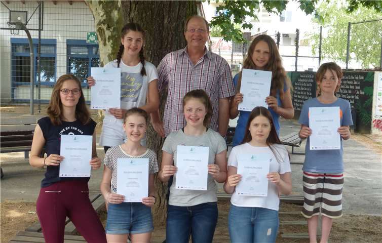 „Leben mit Chemie“ – die Arbeiten des Eichendorff-Gymnasiums überzeugen in der Darstellung und zeigen große Begeisterung, Sachverstand und experimentelles Geschick. Stolz präsentieren die Schülerinnen und Schüler mit ihrem Fachlehrer Hansjörg Schütz ihre Urkunden.