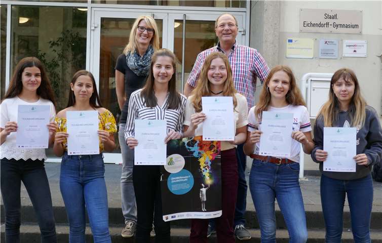 „Leben mit Chemie“ – die Arbeiten des Eichendorff-Gymnasiums überzeugten in der Darstellung und zeigen große Begeisterung, Sachverstand und experimentelles Geschick. Stolz präsentieren die Schülerinnen mit ihren Fachlehrern Sarah Eggersglüß und Hansjörg Schütz ihre Urkunden.Foto: privat