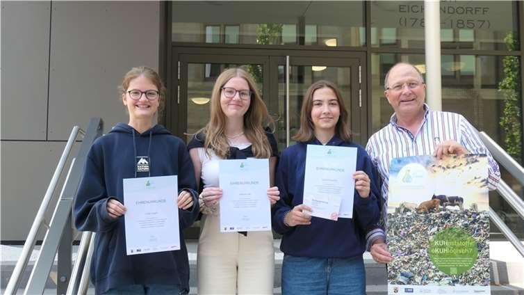 „Leben mit Chemie“ – die Arbeiten des Eichendorff-Gymnasiums überzeugten in der Darstellung und zeigen große Begeisterung, Sachverstand und experimentelles Geschick. Stolz präsentieren v. l. die Schülerinnen Frida Fisseni, Hannah Link und Leona Dorschner mit ihrem Fachlehrer Hansjörg Schütz ihre Urkunden. Foto: Eichendorff-Gymnasium, Eva Blum