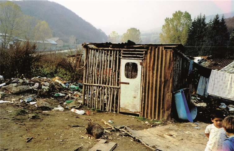 Leben zwischen Schutt und Müll. Jeder gespendete Euro kommt der Armensiedlung in der Ost-Slowakei zugute.