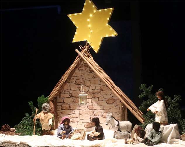 Lebendig und mit viel Liebe zum Detail nahmen Ramses und Abraham die kleinen und großen Besucher:innen mit nach Betlehem, auf den Weg zum Stall, zu den Hirten und ließen sie mit den Engeln singen.Foto: privat