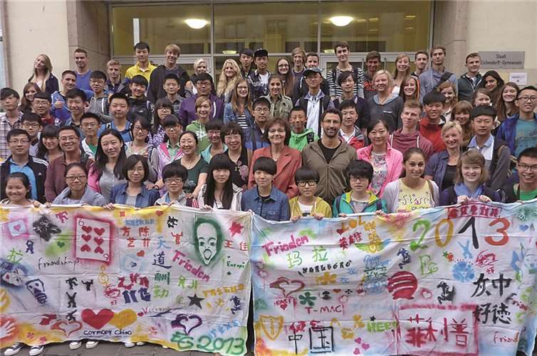Lebendige deutsch-chinesische Partnerschaft lebt am Eichendorff-Gymnasium: Die Schulgemeinschaft begrüßt Schüler und Lehrer aus der 8-Millionen-Stadt Qingdao. privat
