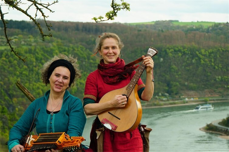 Lebendiges Instrumentenmuseum des Mittelalters: Fanfarelli Duo mit Brunhilla von Reichenstein und Anna Departhos.