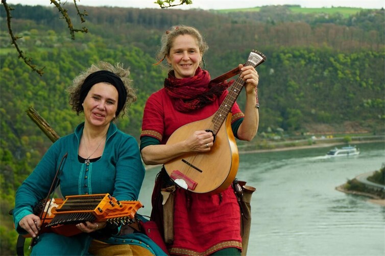 Lebendiges Instrumentenmuseum des Mittelalters: Fanfarelli Duo mit Brunhilla von Reichenstein und Anna Departhos.