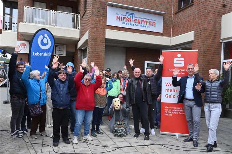 Lebenshilfe-Vorsitzender Ulrich van Bebber (3. v. r.) und Michael Jünger (2. v. r.), Vertreter der Kreissparkasse Ahrweiler, freuten sich über den großen Besucherandrang und das rege Interesse an der Veranstaltung. Foto: Marco Seydel – Kreissparkasse Ahrweiler