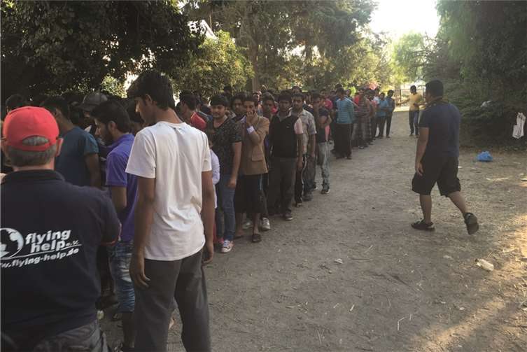 Lebensmittel-Ausgabe am Abend: es gibt Sandwiches, Obst und Wasser. Unglaublich, wie viel Freude ein Apfel auslösen kann.