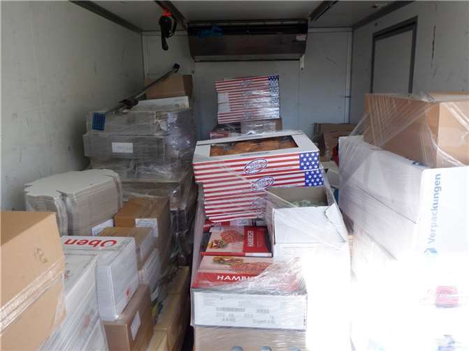 Lebensmittel auf Ladefläche des Lkw wurden ungekühlt transportiert.  Foto: Polizei