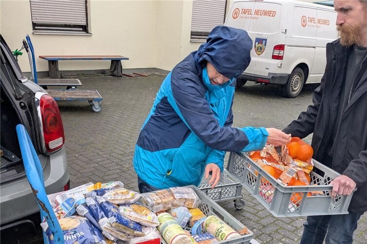 Lebensmittelspendenaktion am neuen Standort der Neuwieder Tafel in Neuwied