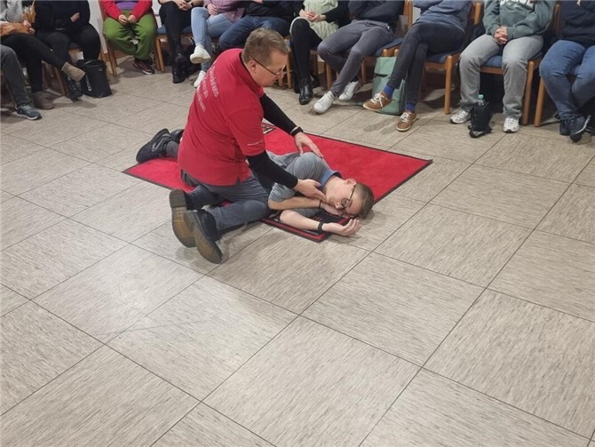 Lebensrettende Sofortmaßnahmen wie die stabile Seitenlage wurden ausprobiert und eingeübt. Foto: Lisa Heidger