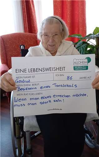 „Lebensweisheiten“ heißt das Projekt, bei dem die Senioren auf einer Tafel jungen Menschen in einem Satz das verraten, was jeder von ihnen im Leben rückblickend für elementar und wichtig hält. Foto: privat