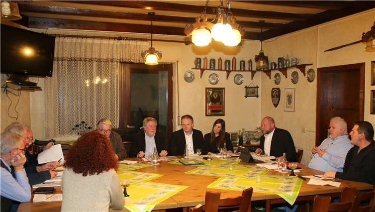 Lebhaft diskutiert wurde in der Gesprächsrunde des ‚Arbeitskreises Heimat + Tourismus Engers‘ mit Oberbürgermeister Jan Einig, der Mitarbeiterin des Amtes für Stadtmarketing, Vanessa Selten und Ortsvorsteher Dieter Neckeni8g. Der Vorsitzende des Arbeitskreises, Josef Kretzer, hatte zu diesem Gespräch eingeladen. Foto: Lothar Geburtzky