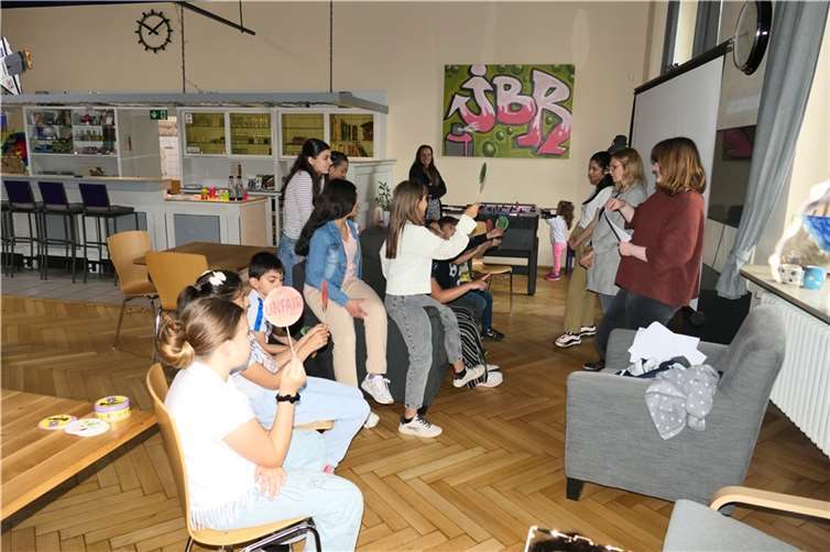 Lebhafte Bewertung fairer Produkte im Remagener Jugendbahnhof“ und „Bananen in Kenia für den Fairen Handel“.  Foto: Frank Bliss