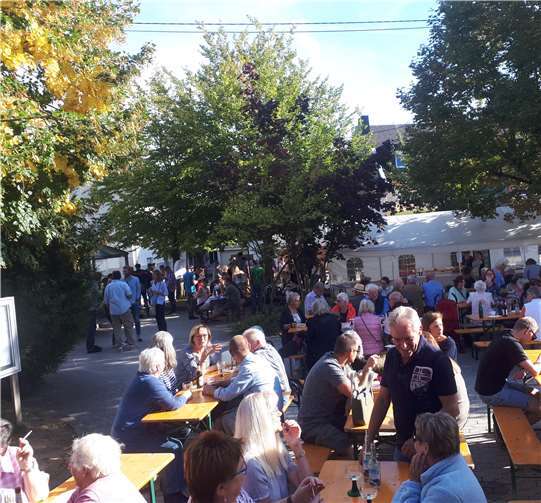 Lebhaftes Treiben herrschte auf dem Dorfplatz. privat