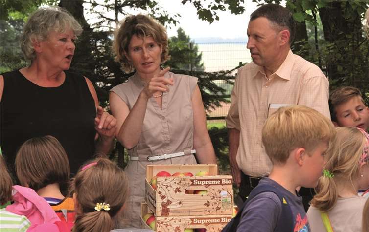 Lecker Bioäpfel: (v.l.n.r.) AWO-Vorsitzende Wiltrud Post, Ministerin Eveline Lemke, SPD-Fraktionsvorsitzender Hartmut Tann. privat